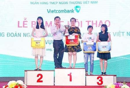 Ông Ông Tô Ngọc Ái- Giám đốc CN Vietcombank Châu Đốc (An Giang)- Trưởng BTC hội thao trao thưởng cho các đội đạt giải bóng đá nữ.