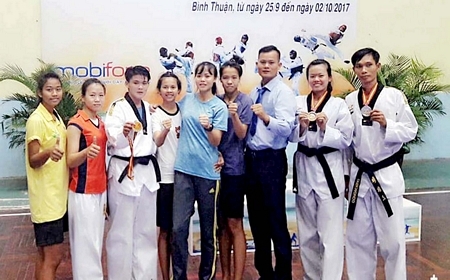 Đoàn VĐV Taekwondo Vĩnh Long tại giải các CLB mạnh toàn quốc 2017. Ảnh: KIM ĐỒNG