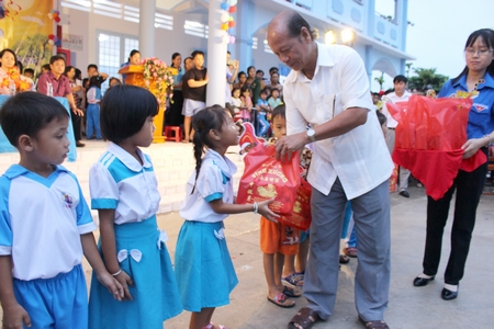 Đồng chí Trương Văn Sáu- Phó Bí Thư Thường trực Tỉnh ủy, Chủ tịch HĐND tỉnh trao quà Trung thu cho các em.