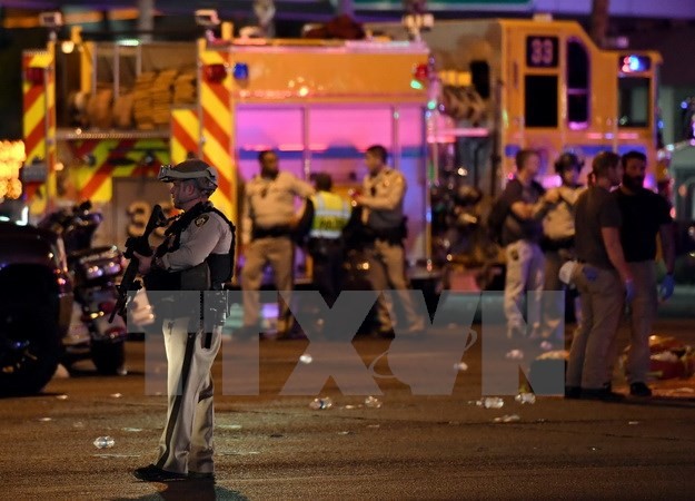 Cảnh sát điều tra tại hiện trường vụ xả súng ở Las Vegas. (Nguồn: AFP/TTXVN)