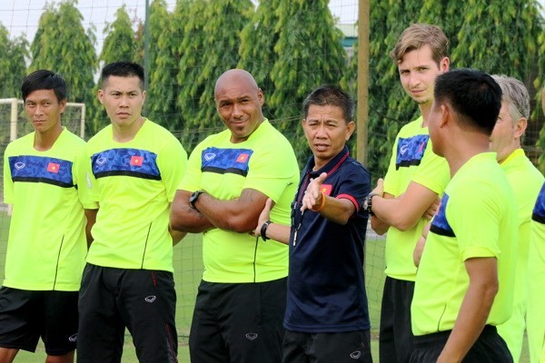 Jason Brown (thứ ba từ trái sang) tham gia huấn luyện thủ môn cho U19 Việt Nam. (Ảnh: VFF)