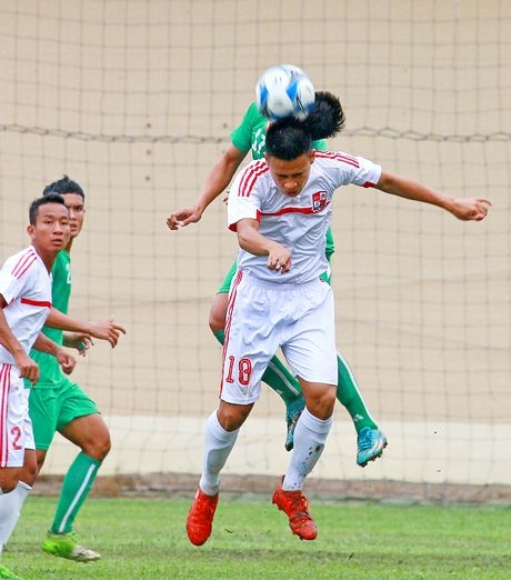 1/ Pha tranh bóng của Thành Được (17, Vĩnh Long,áo xanh) trước Thanh Hưng (18, Đồng Nai).
