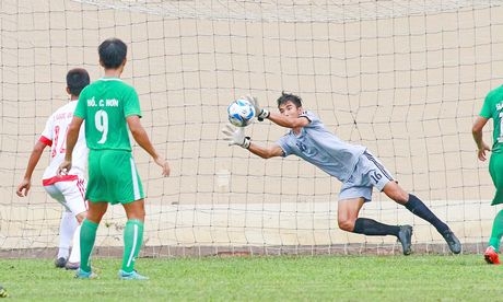 Pha bay người bắt bóng của TM Văn Huyền (16, Vĩnh Long) trước pha kết thúc của tiền đạo Bảo Phương (22, Đồng Nai).