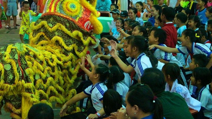 Trung thu truyền thống cùng những lân sư rồng đã thu hút rất đông các bé thiếu nhi đến chung vui.