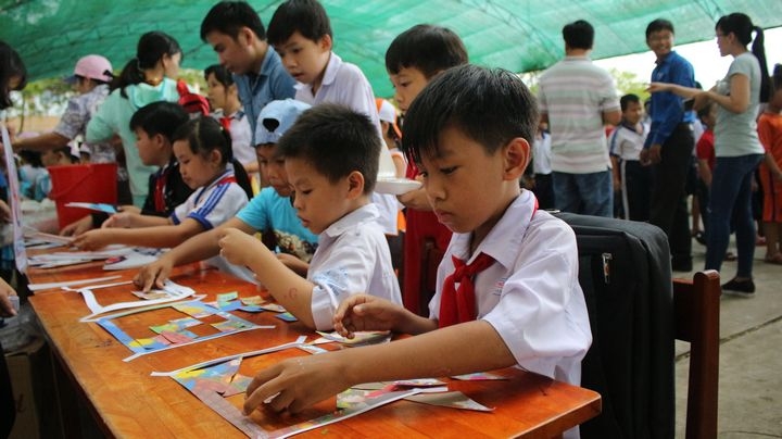 Những trò chơi dân gian hấp dẫn như làm lồng đèn, bịt mắt đánh chai, vẽ nghệ thuật mang đến cho các bé cảm giác thú vị vì được sống trong không gian Tết trung thu đậm đà màu sắc truyền thống của dân tộc.