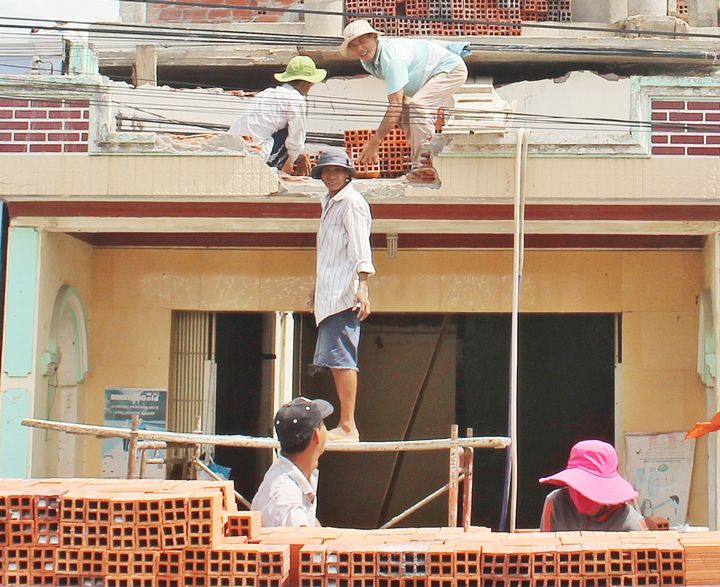 Nhiều địa phương đang dồn sức cho tiêu chí nhà ở dân cư để kịp về đích nông thôn mới.