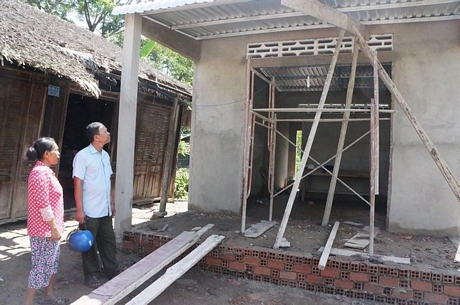 Bà Sa Phi (trái) vui mừng trước căn nhà sắp hoàn thiện.