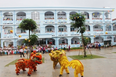 756 em thiếu nhi của xã Hậu Lộc tham dự chương trình Đêm hội trăng rằm.Ảnh: THÚY- NGA