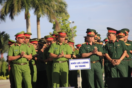 Khối lực lượng vũ trang tham gia mít tinh.