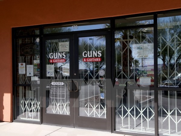 Một cửa hàng súng ở Mesquite, Nevada, nơi đối tượng Stephen Paddock được cho là đã mua vũ khí để tiến hành vụ xả súng tại thành phố Las Vegas, ngày 2/10. (Nguồn: AFP/TTXVN)