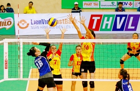 Bích Tuyền (10, Truyền hình Vĩnh Long) thi đấu ấn tượng tại giải trẻ lần này. Trong ảnh: Trận đấu giữa Truyền hình Vĩnh Long (áo vàng) thắng TP Hồ Chí Minh tại giải quốc tế Vĩnh Long mở rộng 2017.