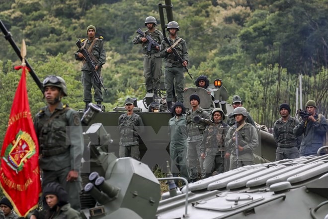 Binh sỹ Venezuela triển khai tại Caracas ngày 25/8. (Nguồn: EPA/TTXVN)