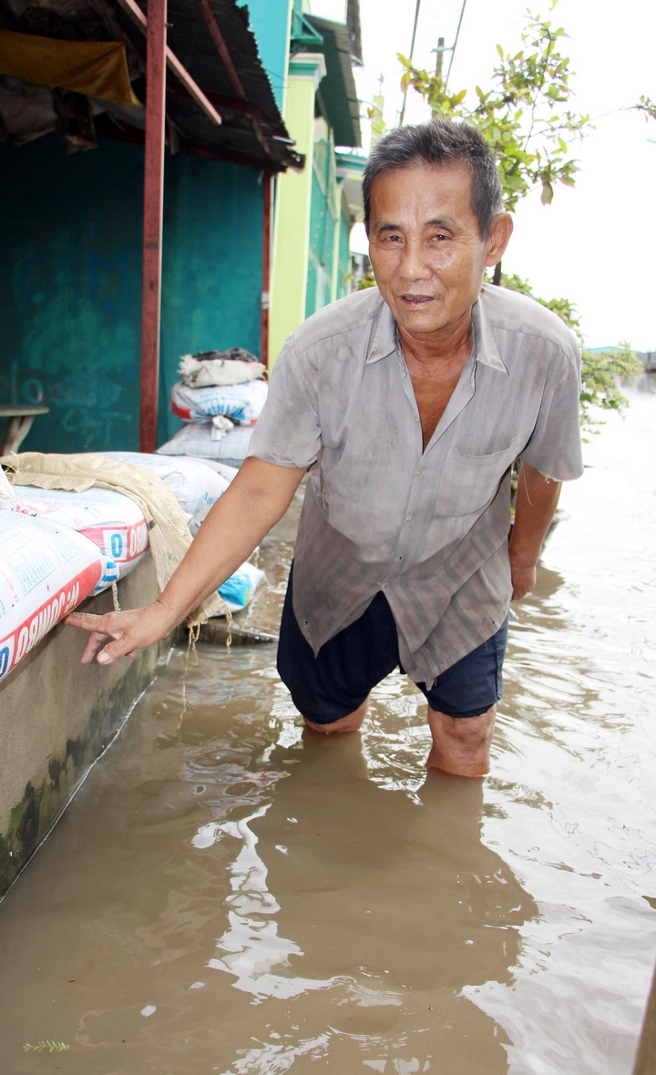 Người dân kêu khổ vì năm nay nước ngập sâu hơn. Nhưng theo chú Sơn cho hay: Con nước rằm tháng 9 âl còn sâu hơn nữa.