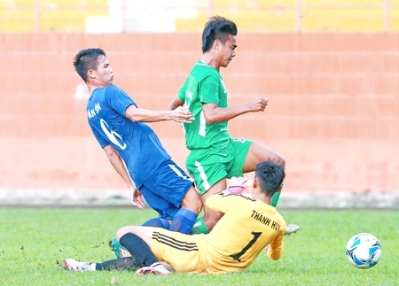 Pha đi bóng của Minh Hoàng (10, Vĩnh Long, áo xanh lá) trước TM Thành Huy (1, Bà Rịa Vũng Tàu)