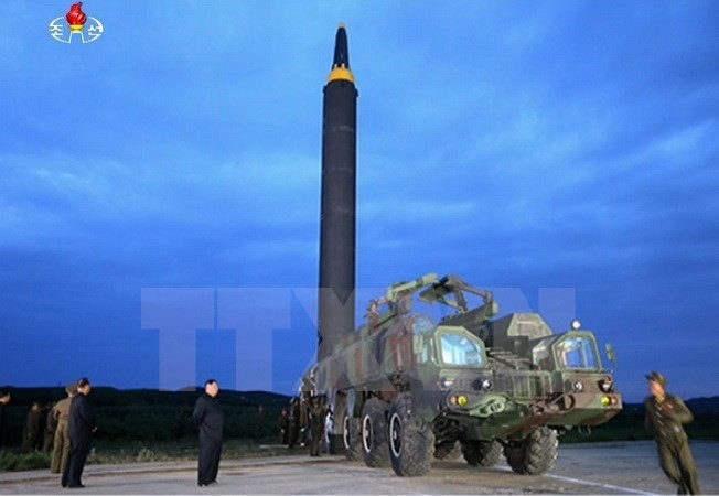 Nhà lãnh đạo Triều Tiên Kim Jong-un (giữa) thị sát vụ thử tên lửa đạn đạo tầm trung Hwasong-12 tại Pyongyang ngày 29/8. (Nguồn: YONHAP/TTXVN)
