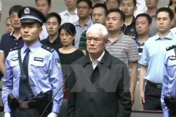 Ông Chu Vĩnh Khang (giữa, hàng trước) tại phiên tòa ở Thiên Tân, tháng 6/2015. (Nguồn: AFP/TTXVN)