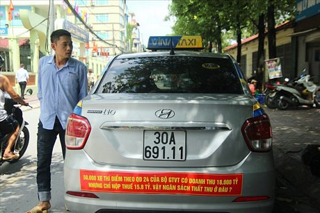 Tài xế taxi phớt lờ chỉ đạo của Sở GTVT. Ảnh: Cường Ngô