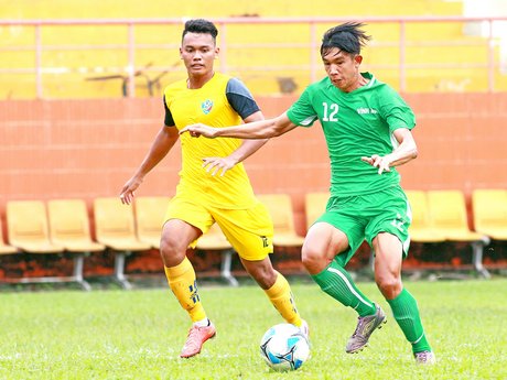 Pha tranh ghi bàn mở tỷ số 1-0 của Thành Khang (12, Vĩnh Long, áo xanh lá) trước sự đeo bám của Thanh Hào (12, Kiên Giang).