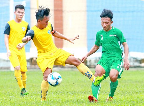 Pha tranh bóng của Thái Bảo (3, Vĩnh Long, áo xanh lá) trước Công Thịnh (19, Kiên Giang).