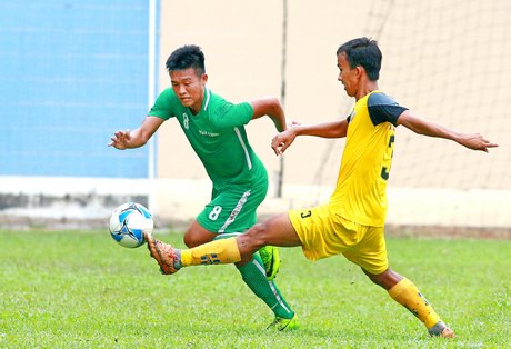 Pha tranh bóng của Đình Trường (8, Vĩnh Long, áo xanh lá) trước Văn Tính (3, Kiên Giang).