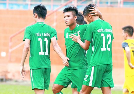 Niềm vui chiến thắng của đội Vĩnh Long trước Kiên Giang.