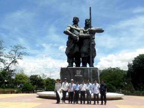 Bên tượng đài Lê Cẩn- Nguyễn Giao.Ảnh: Minh Triết