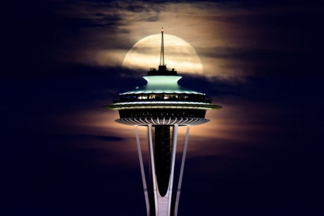 Tháp Space Needle dưới bóng hoàng hôn và tàu hỏa băng qua màn sương mù đẹp mờ ảo ở Nhật Bản là 2 trong số những bức ảnh đẹp nhất tuần qua.
