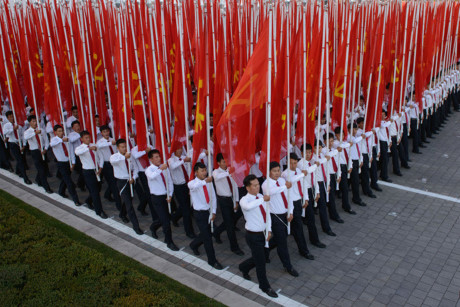 Đội hình cầm đảng kỳ của Đảng Lao động Triều Tiên. Ảnh: Getty.