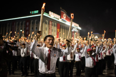 Giây phút nhập tâm của các thanh niên biểu diễn đuốc. Ảnh: Getty.