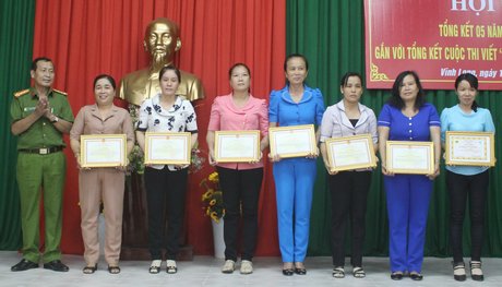  Dịp này, có 2 tập thể và 5 cá nhân xuất sắc trong thực hiện Nghị quyết liên tịch 01 được nhận giấy khen của Giám đốc Công an tỉnh.