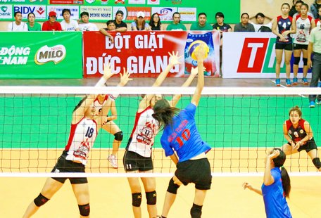 Pha tấn công của Bích Tuyền (10, Truyền hình Vĩnh Long), tại Giải bóng chuyền quốc tế Vĩnh Long mở rộng 2017.
