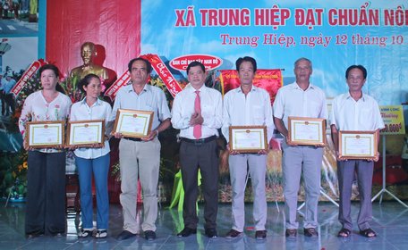 Các tập thể, cá nhân tích cực đóng góp xây dựng NTM được nhận giấy khen của UBND huyện.