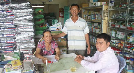  Cửa hàng vật tư của anh Bằng (giữa) luôn đắt khách nhờ vào sự thân thiện, sẵn sàng chia sẻ kinh nghiệm sản xuất của anh.