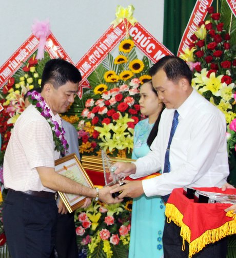 UBND tỉnh khen thưởng cho 29 doanh nghiệp tiêu biểu năm 2017 đã có đóng góp tích cực trong phát triển kinh tế xã hội của tỉnh.