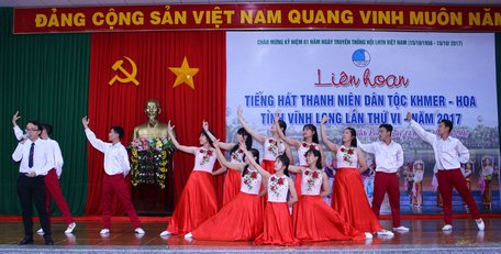 Tiết mục hát múa ca ngợi về Bác Hồ của đơn vị TP Vĩnh Long