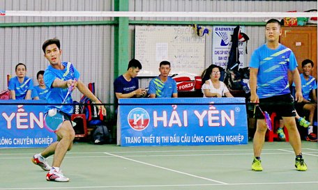 Cặp VĐV thi đấu của xã Tân Hội ngay sau lễ khai mạc