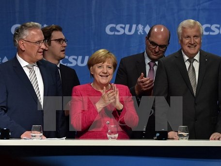 Chủ tịch đảng CDU, Thủ tướng Đức Angela Merkel (giữa) và lãnh đạo đảng CSU Horst Seehofer (phải) trong chiến dịch vận động tranh cử ở Munich ngày 22/9. (Nguồn: AFP/TTXVN)