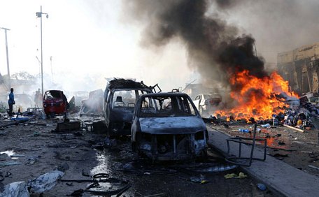 Hiện trường vụ đánh bom ở Mogadishu, Somalia - Ảnh: REUTERS