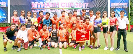 Đội Lan Anh Cà Mau trong niềm vui đăng quang ngôi vô địch lần 4 