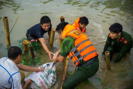 Những ngày vừa qua, miền Bắc đặc biệt trên khu vực các tỉnh miền núi phía Bắc và Bắc Trung Bộ liên tục phải hứng chịu những trận mưa lũ gây nhiều thiệt hại. Không chịu dửng dưng nhìn cảnh người dân vật lộn với con nước dữ, các chiến sĩ công an ở nhiều địa phương đã tích cực tham gia hoạt động cứu hộ, khắc phục hậu quả mưa lũ cùng nhân dân.