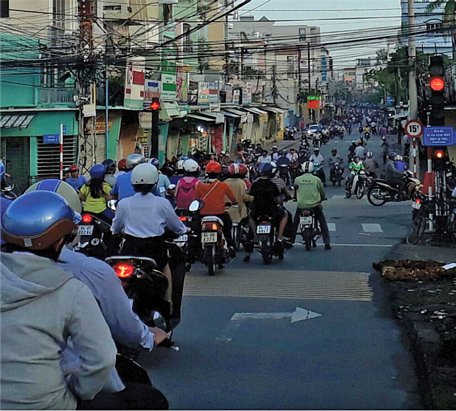 Người tham gia giao thông lấn đường, vượt đèn đỏ tại ngã tư đường 30 Tháng 4 với đường 2 Tháng 9. Ảnh: Thế Dân