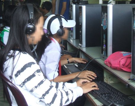 Ngày nay nhiều trẻ em có điều kiện sắm điện thoại, truy cập mạng giao thiệp bạn bè và không ít trẻ em gái yêu sớm, hẹn hò, bỏ học theo bạn trai rồi bị xâm hại tình dục. Ảnh có tính minh họa
