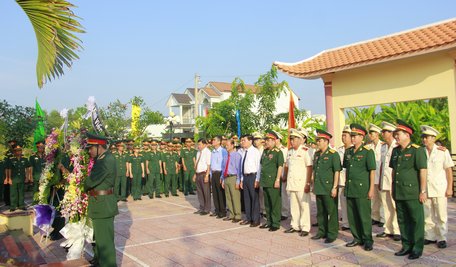 Lãnh đạo tỉnh cùng các ban ngành, đoàn thể, lực lượng vũ trang viếng bia tưởng niệm các liệt sĩ hy sinh trong trận đánh sân bay Vĩnh Long- Chiến dịch Xuân Mậu Thân 1968.