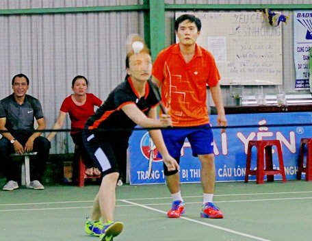 Cặp VĐV Phương Vy/Lê Nhịnh (Phường 9) tại giải cầu lông Đại hội TDTT TP Vĩnh Long 2017.
