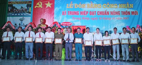Chủ tịch UBND huyện- Hồ Công Nguyên tặng giấy khen cho các tập thể, cá nhân xuất sắc trong xây dựng nông thôn mới.
