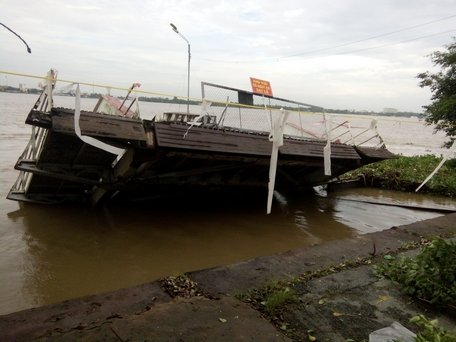  Cầu dẫn bị chìm sâu xuống nước