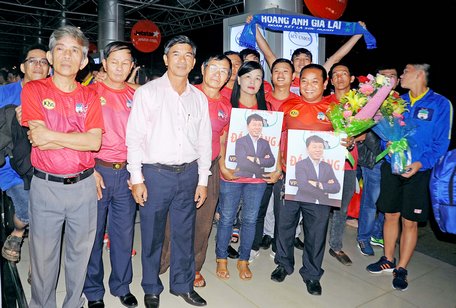 Các cổ động viên Phố núi chào đón vị GĐKT Chung Hae Seong. Ảnh: MINH VỸ