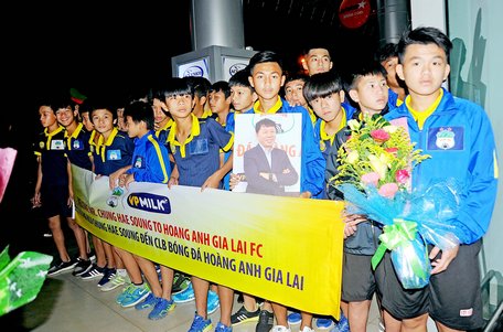 Các gương mặt thế hệ 3 của CLB Hoàng Anh Gia Lai chào đón vị GĐKT Chung Hae Seong. Ảnh: MINH VỸ