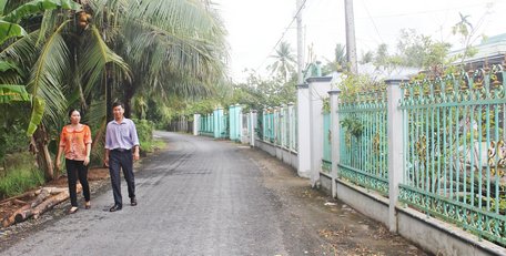 Chị Bích cùng cán bộ NTM xã đi thực tế trên các tuyến đường.
