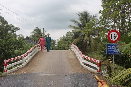 Nữ bí thư trên cây cầu kiên cố do mình vận động.